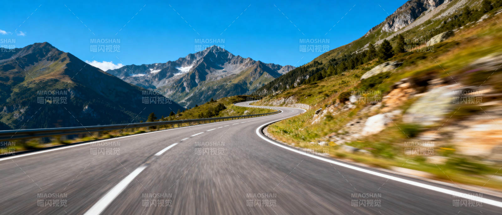 山间公路疾驰图片
