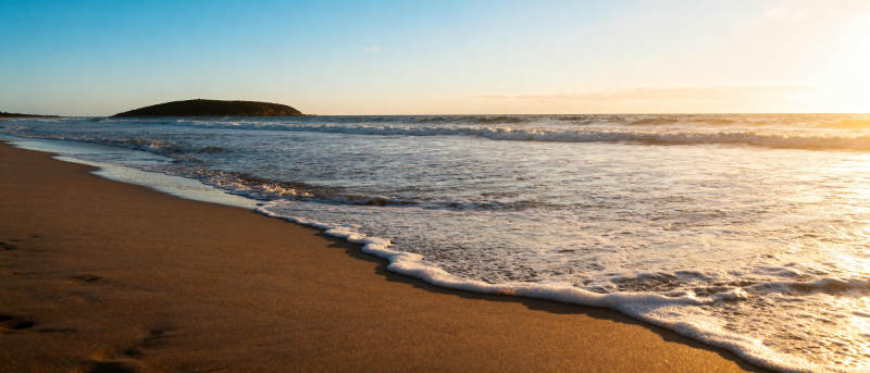 夕阳下的宁静海滩图片