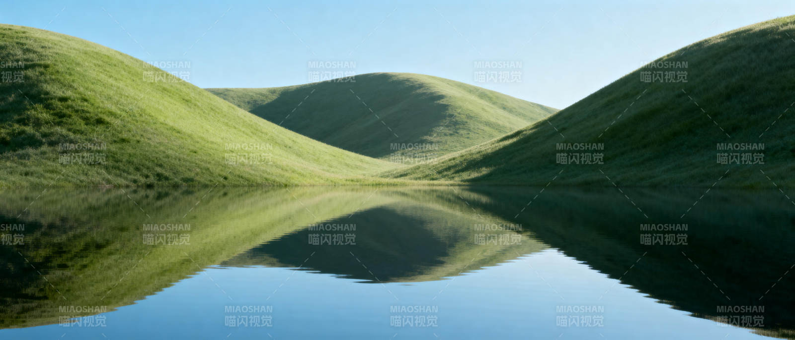 绿丘映水图片