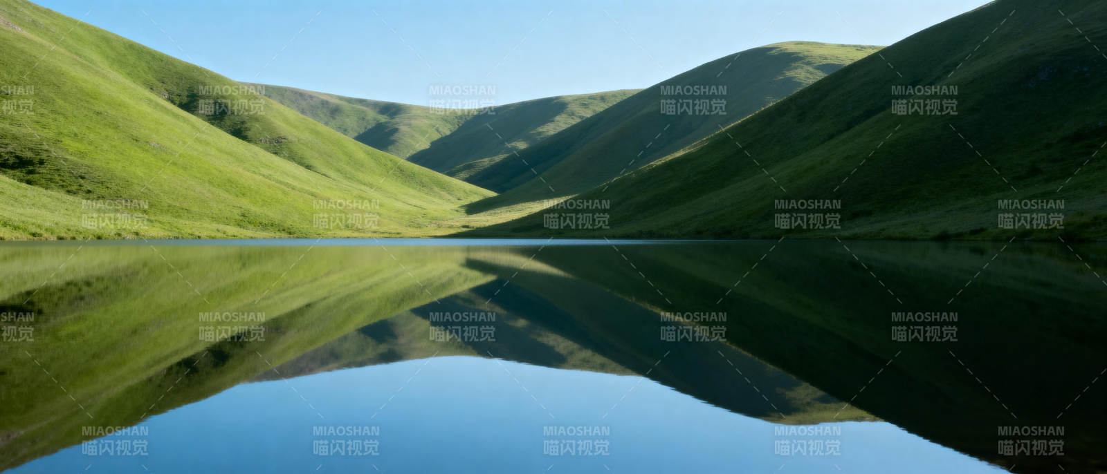 青山绿水映镜湖图片