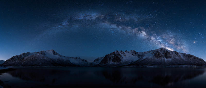 星河映雪山图片