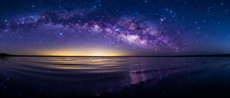 银河映水夜景图片