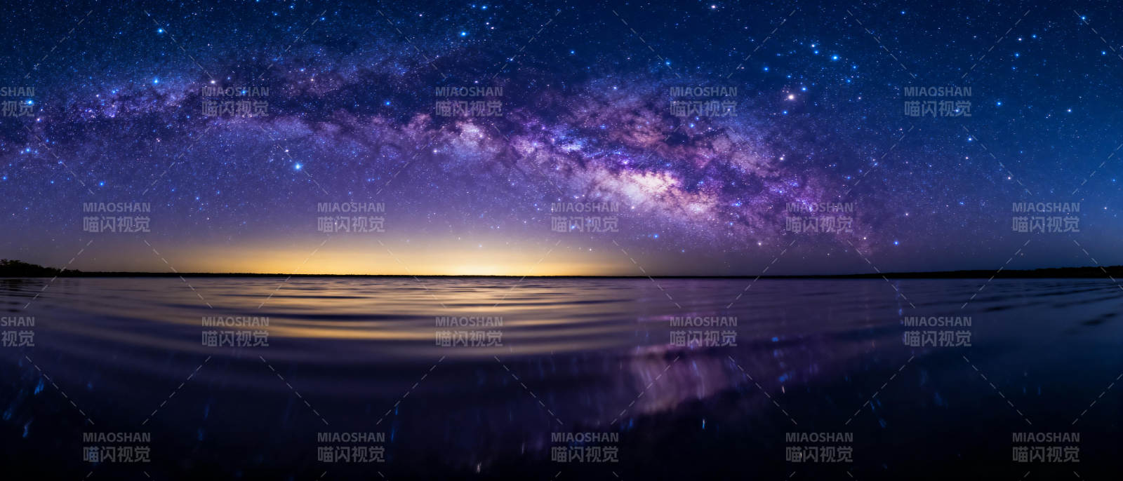 银河映水夜景图片
