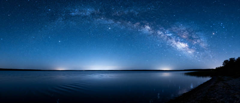 星河倒映湖面图片