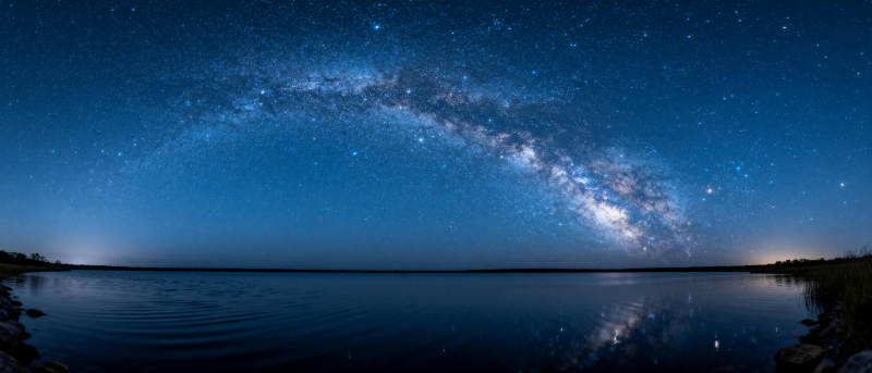 银河映湖夜景图片