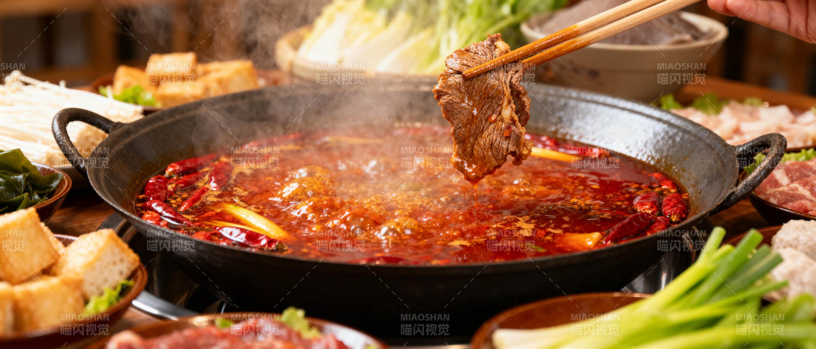 热气腾腾的火锅盛宴图片