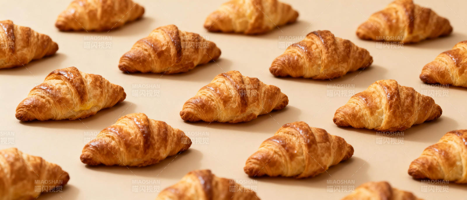 金黄酥脆羊角面包图片