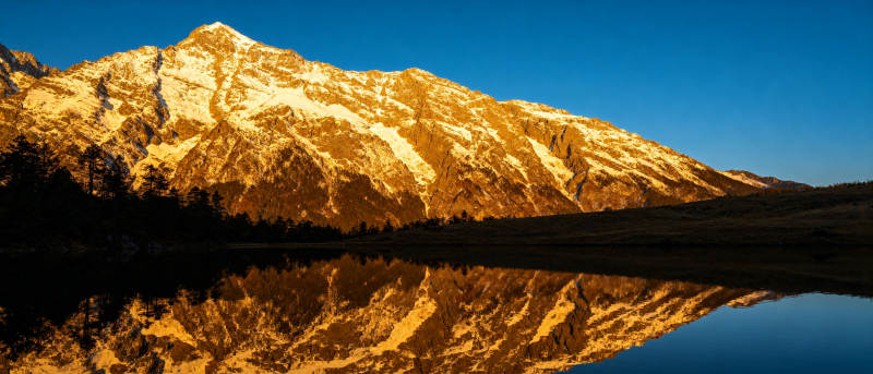雪山倒影湖中图片