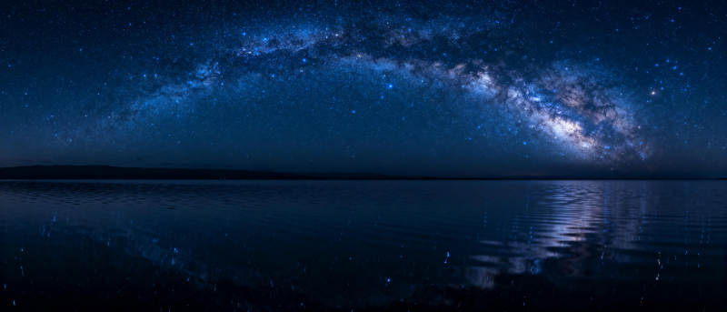 银河映湖夜景图片
