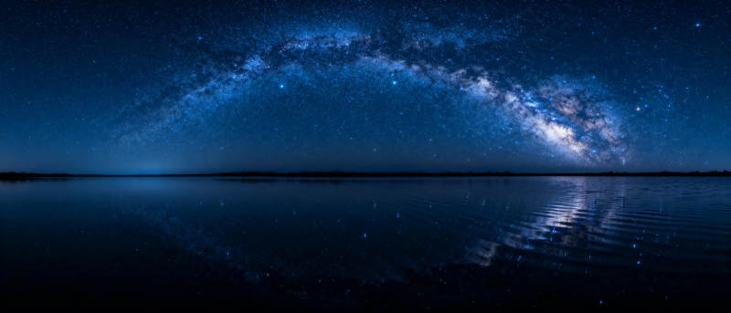 银河倒映夜湖图片