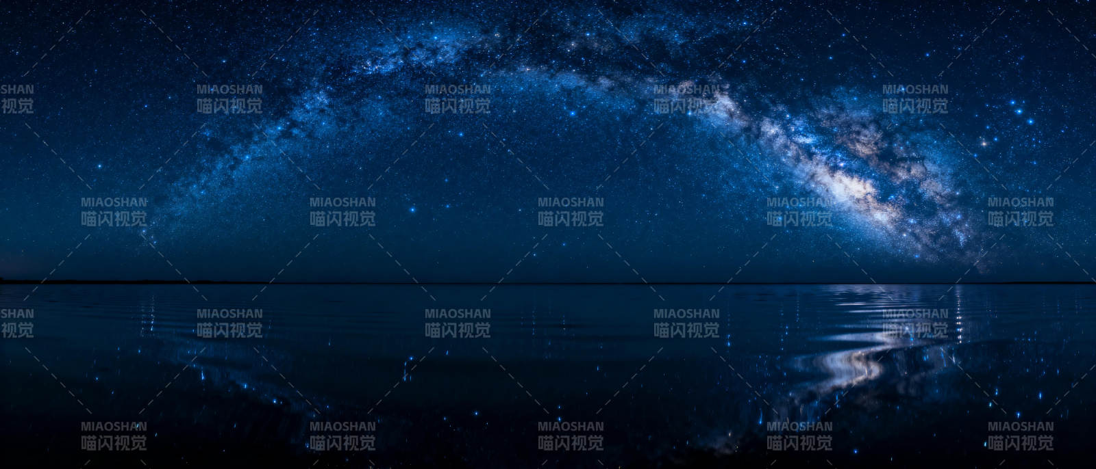 银河倒映湖面图片
