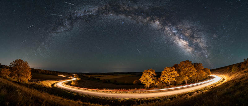 星河下的蜿蜒公路图片