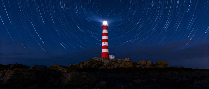 灯塔星轨夜景图片