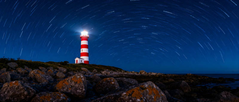 灯塔星轨夜景图片