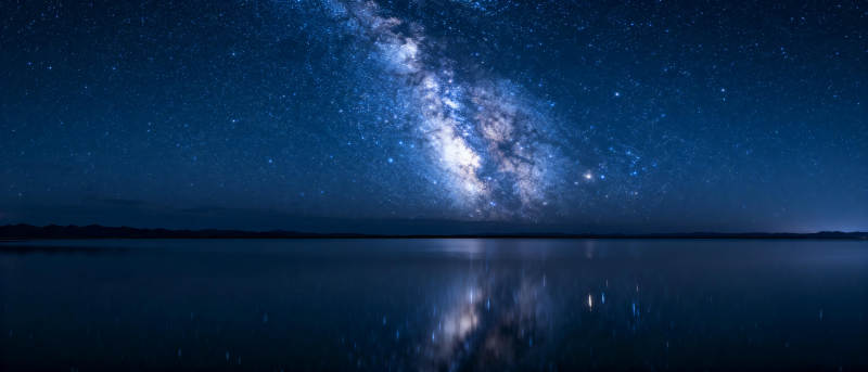 银河映湖夜景图片