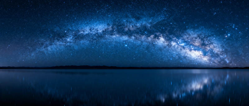 星河倒映湖面图片