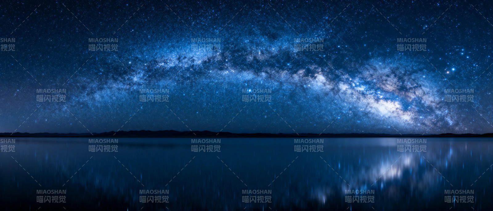 星河倒映湖面图片