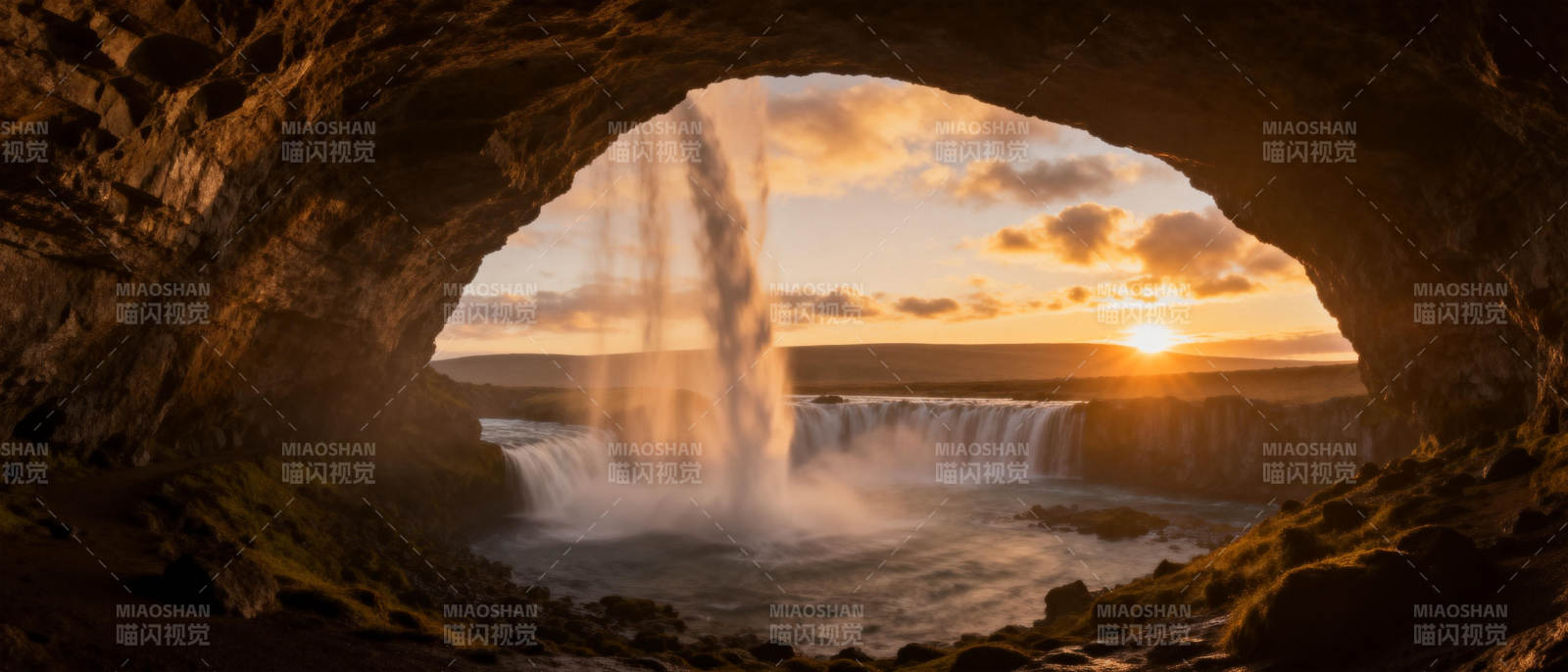 洞中观瀑日落图片