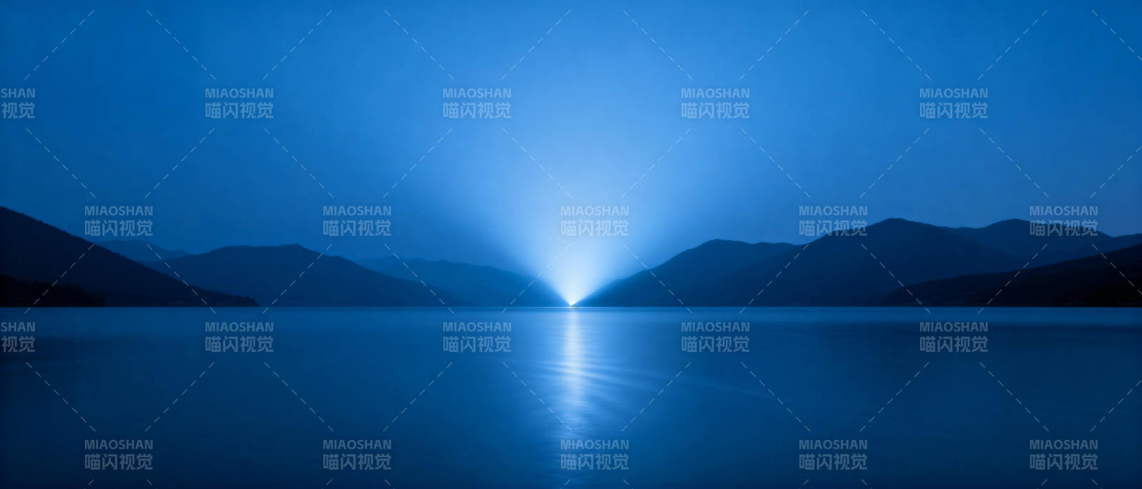 湖心光束夜景图片