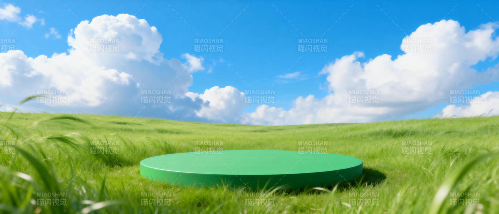 绿野上的圆形平台图片