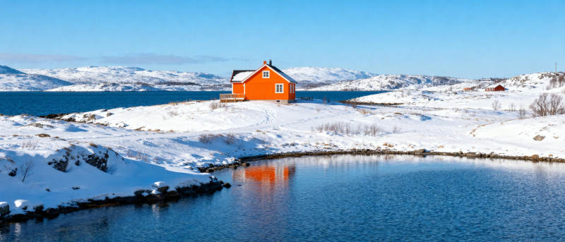 雪地红屋映湖光图片