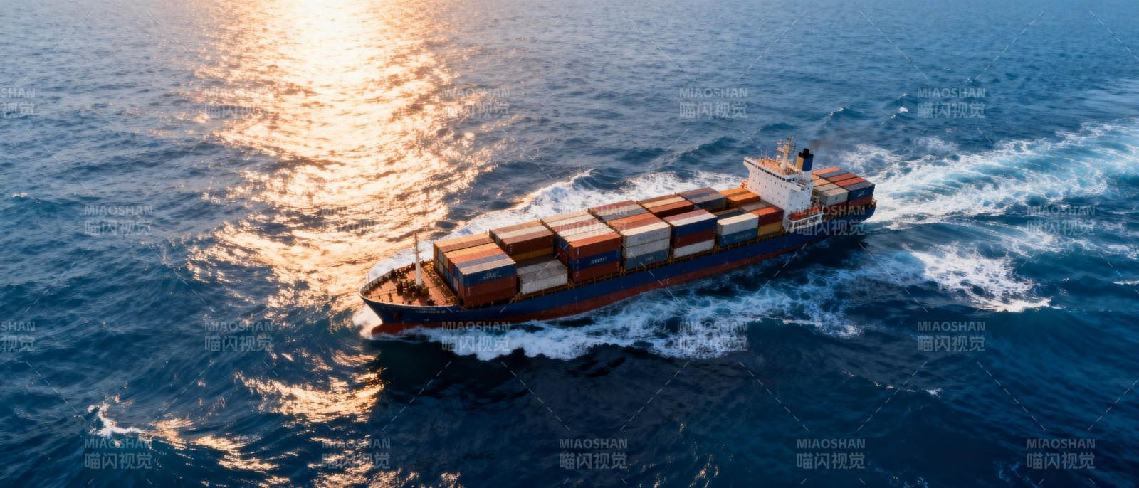 货轮航行海上图片