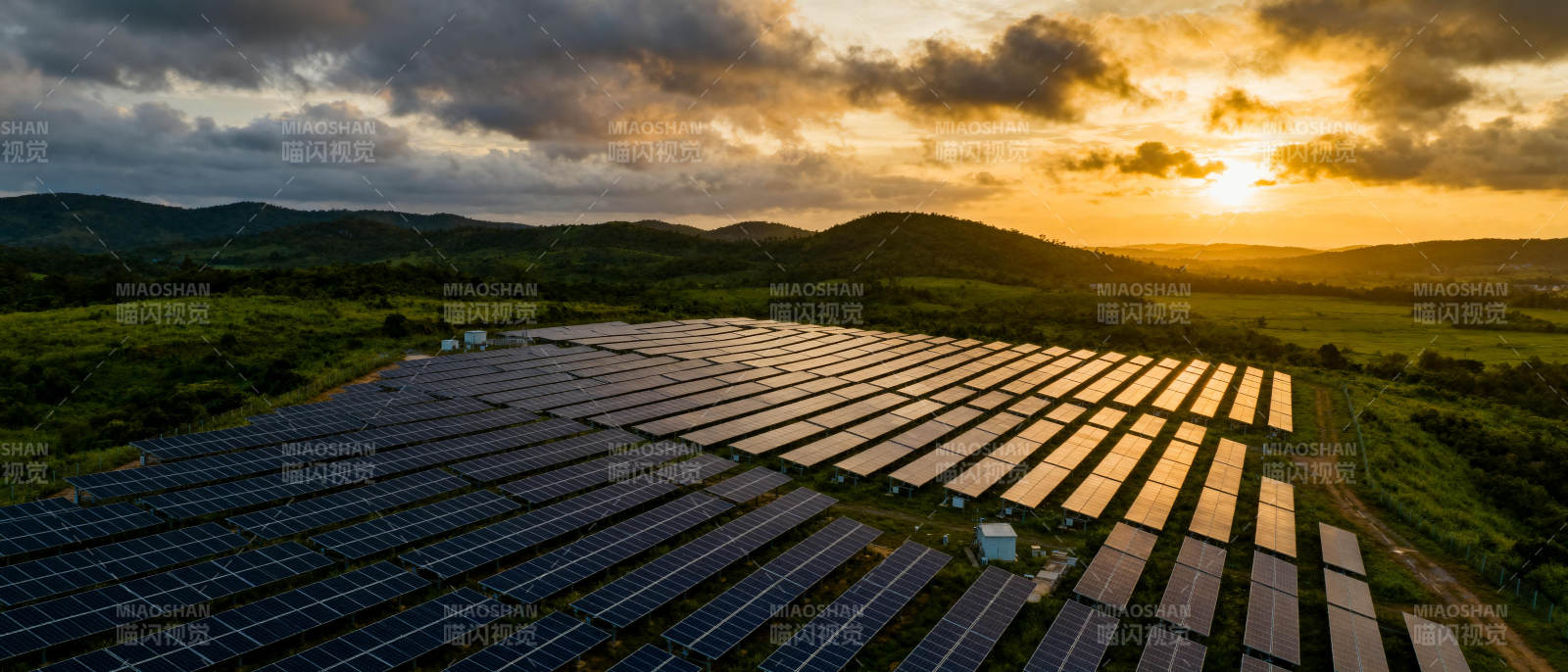 光伏电站日落美景图片