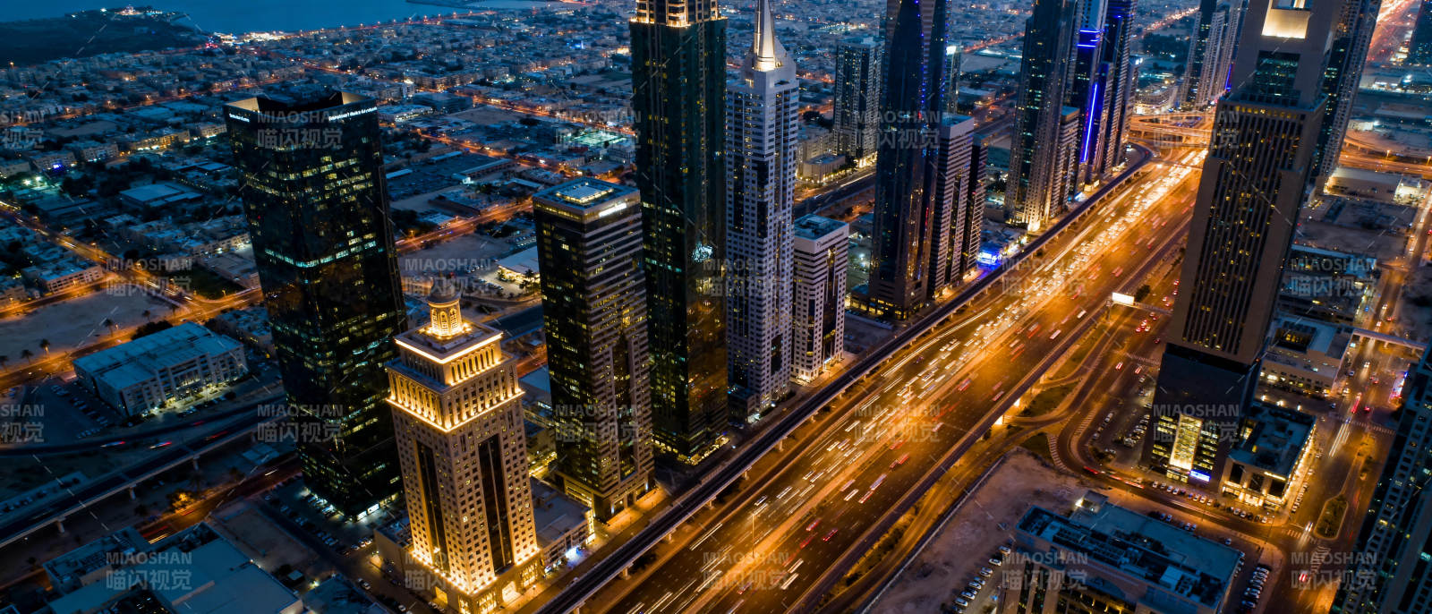 夜幕下的城市灯火图片