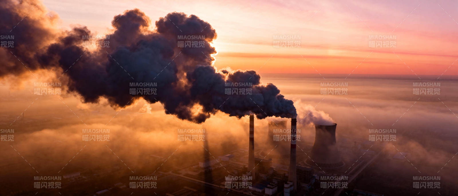 工业烟囱冒黑烟图片