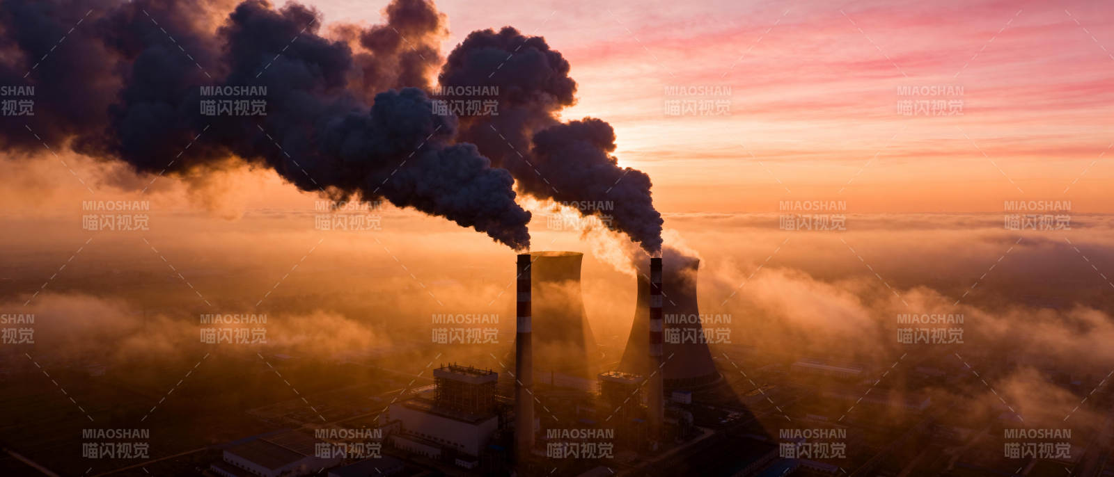 工业烟囱排放烟雾图片