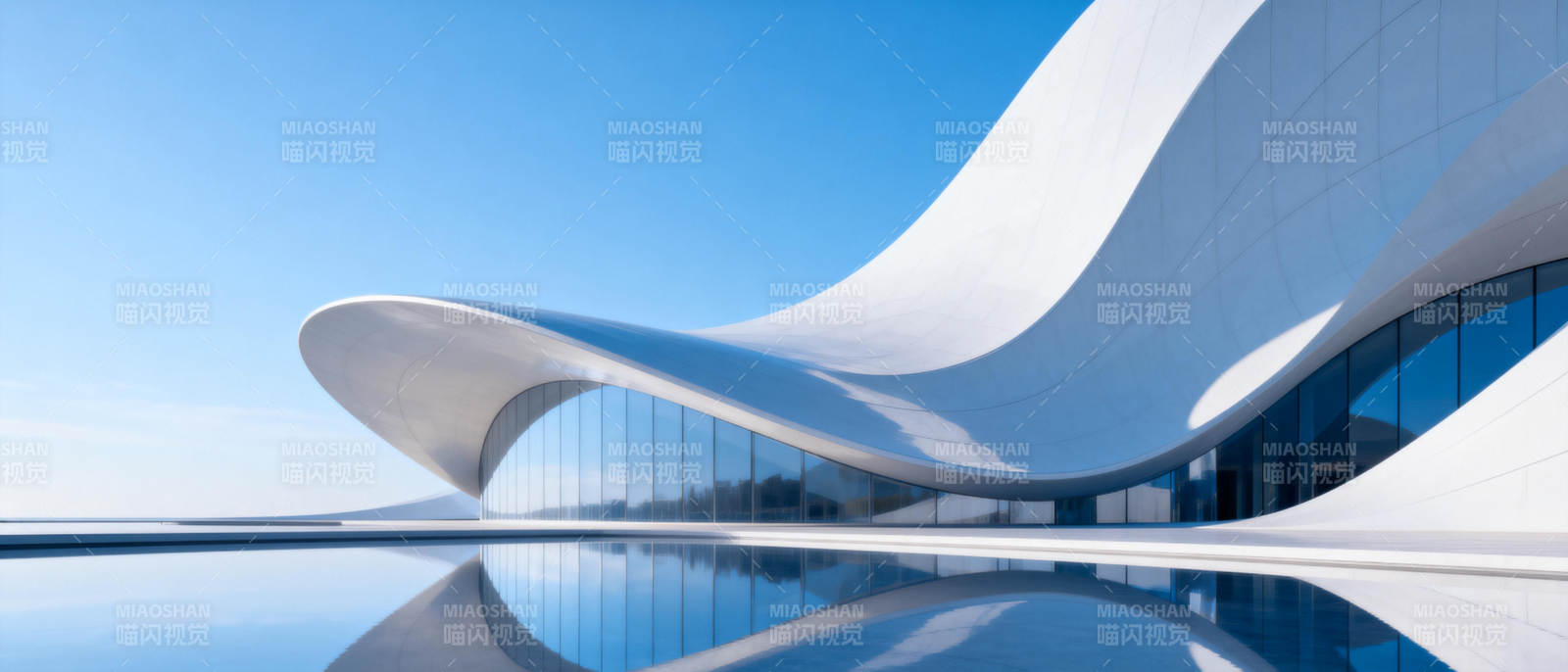 流线型建筑倒影图片