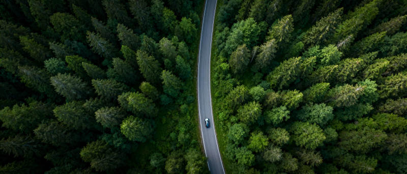 林间公路行车图图片
