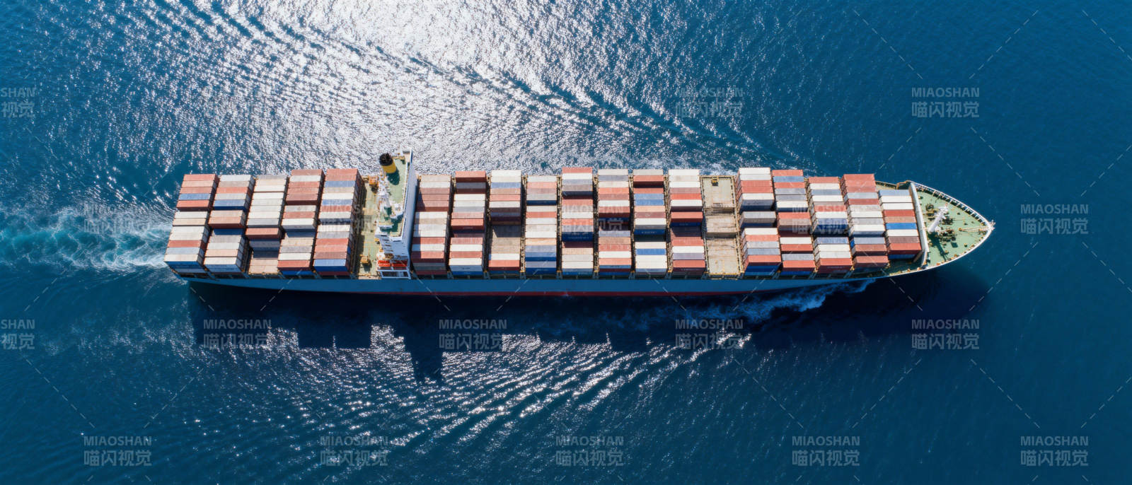 货轮航拍图图片