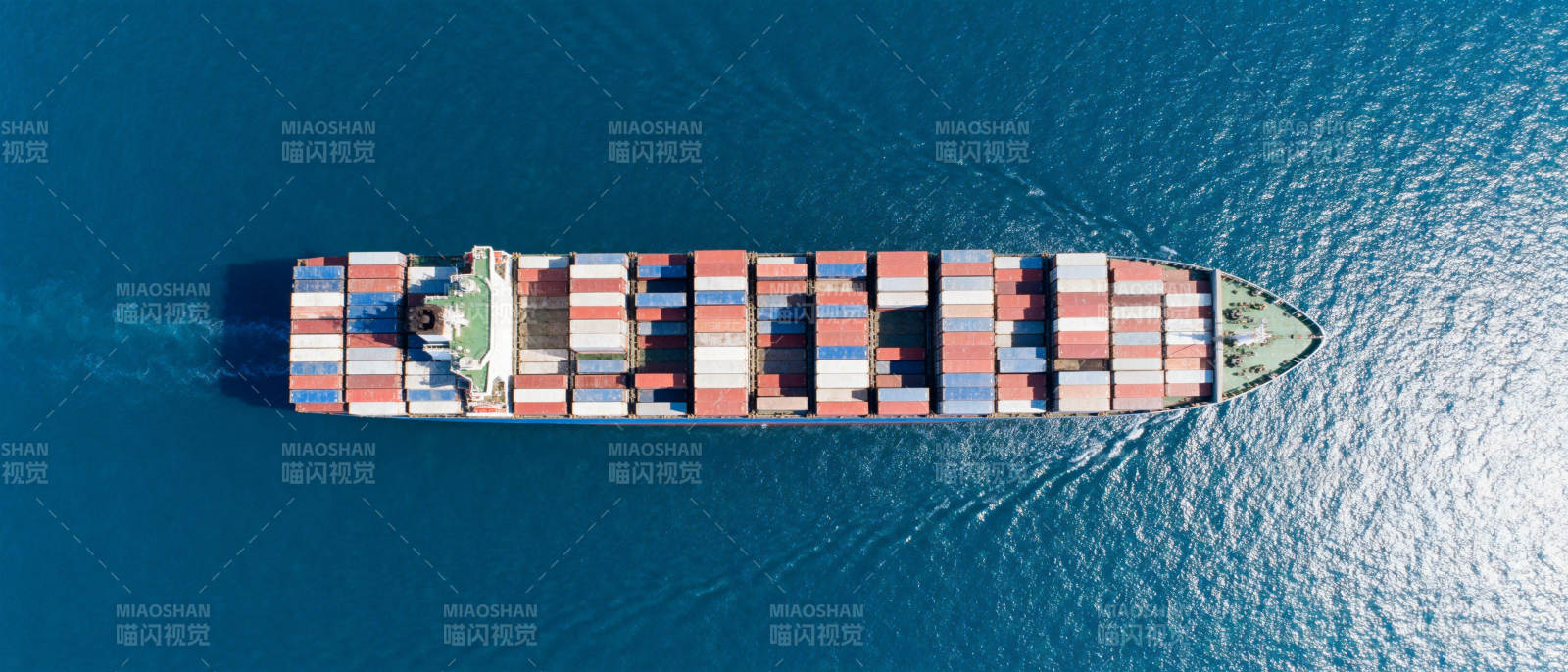 集装箱船航拍图图片