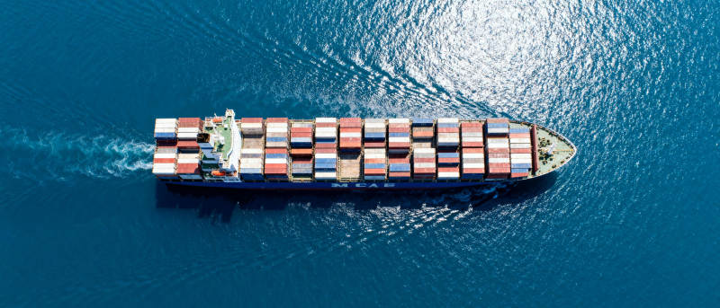 集装箱船航行海上图片
