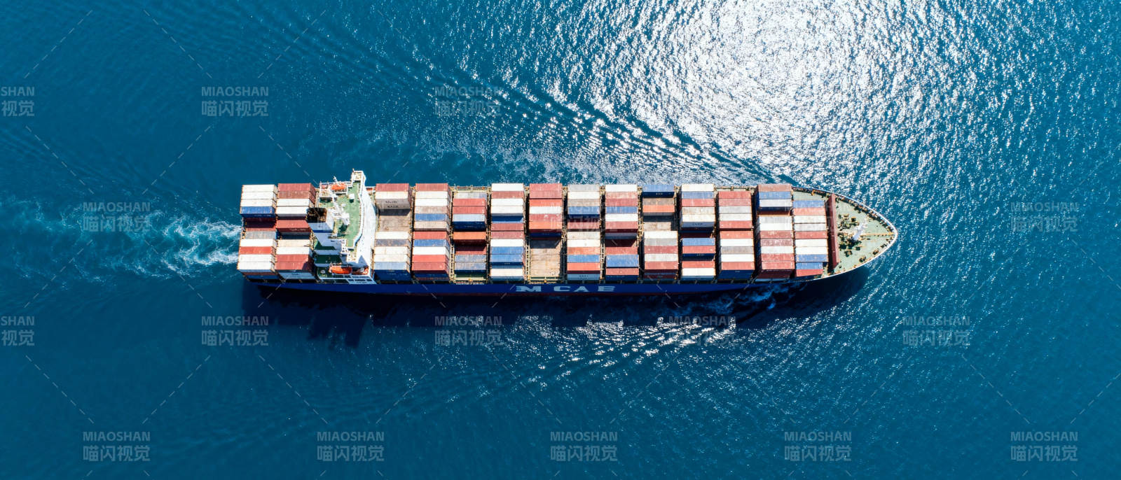 集装箱船航行海上图片