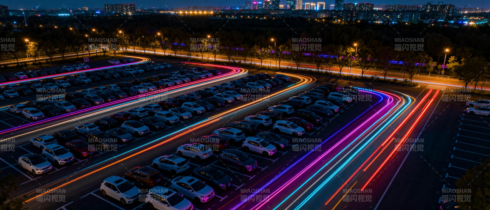 霓虹夜景车流图片