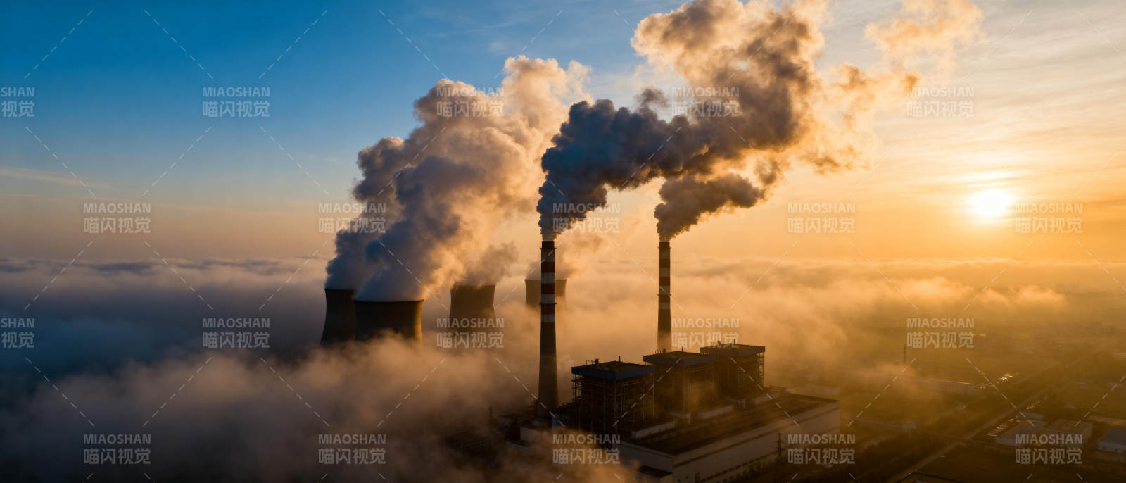 工业烟雾映朝阳图片