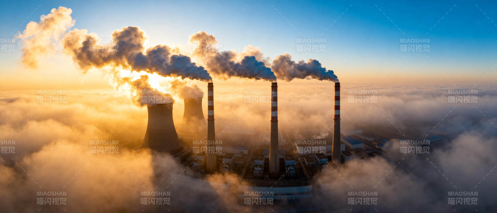 烟云缭绕的电厂图片