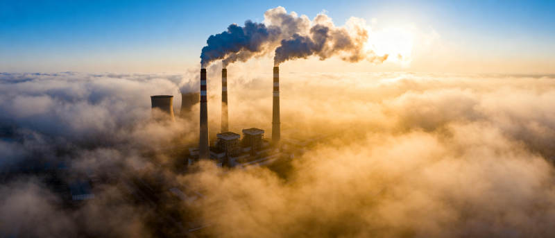 烟云缭绕的工厂图片