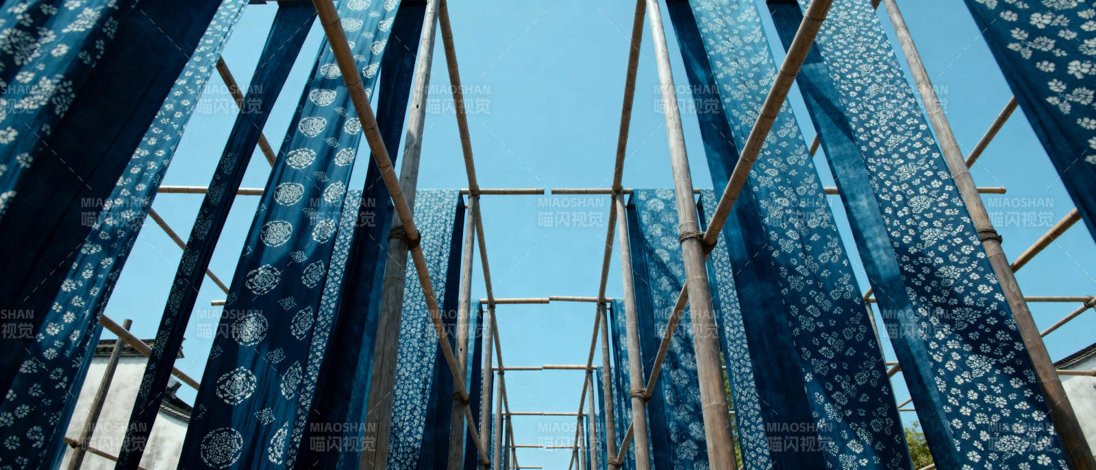 蓝染布匹迎风飘扬图片