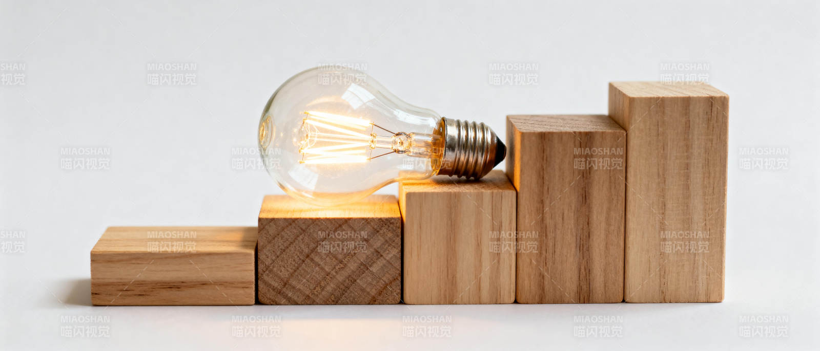 灯泡与木块阶梯图片