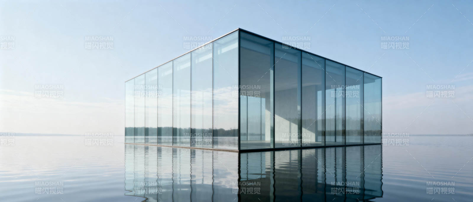 水中的玻璃立方体图片