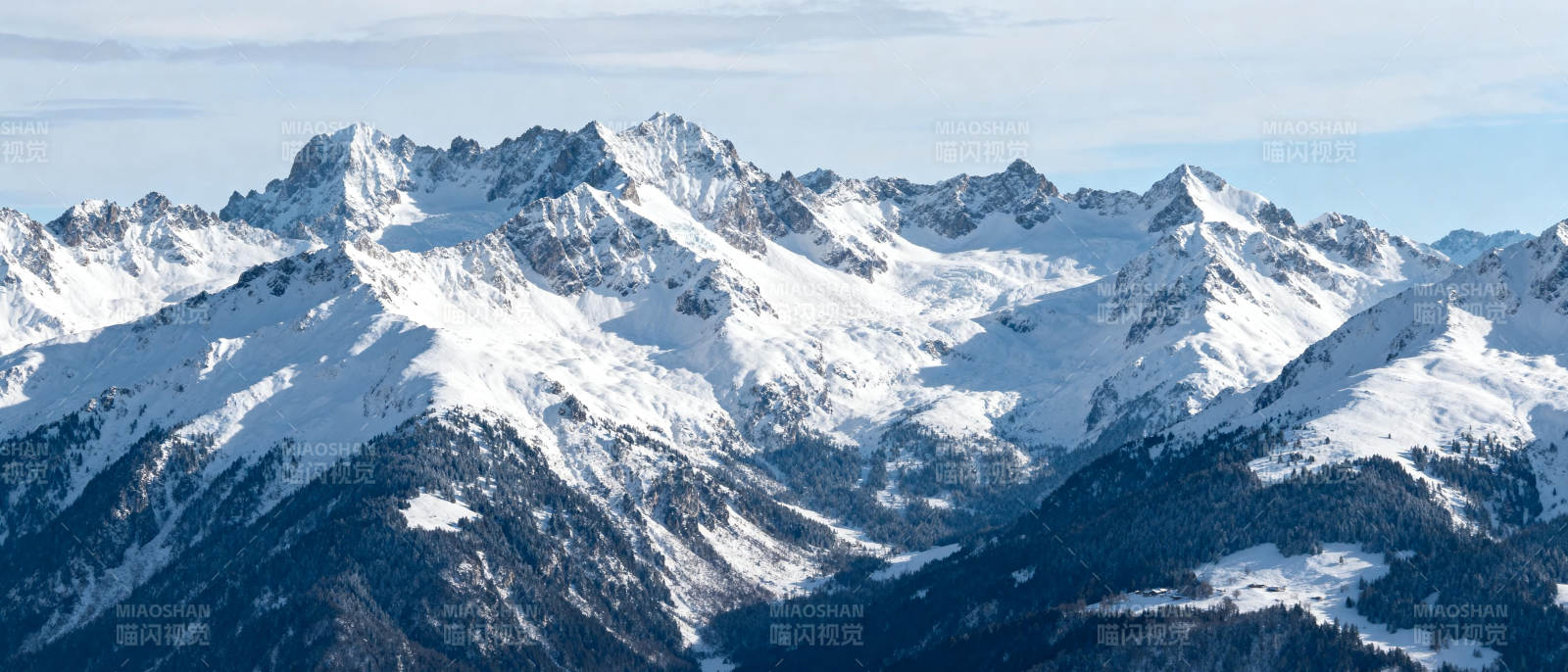 雪山连绵壮丽景色图片