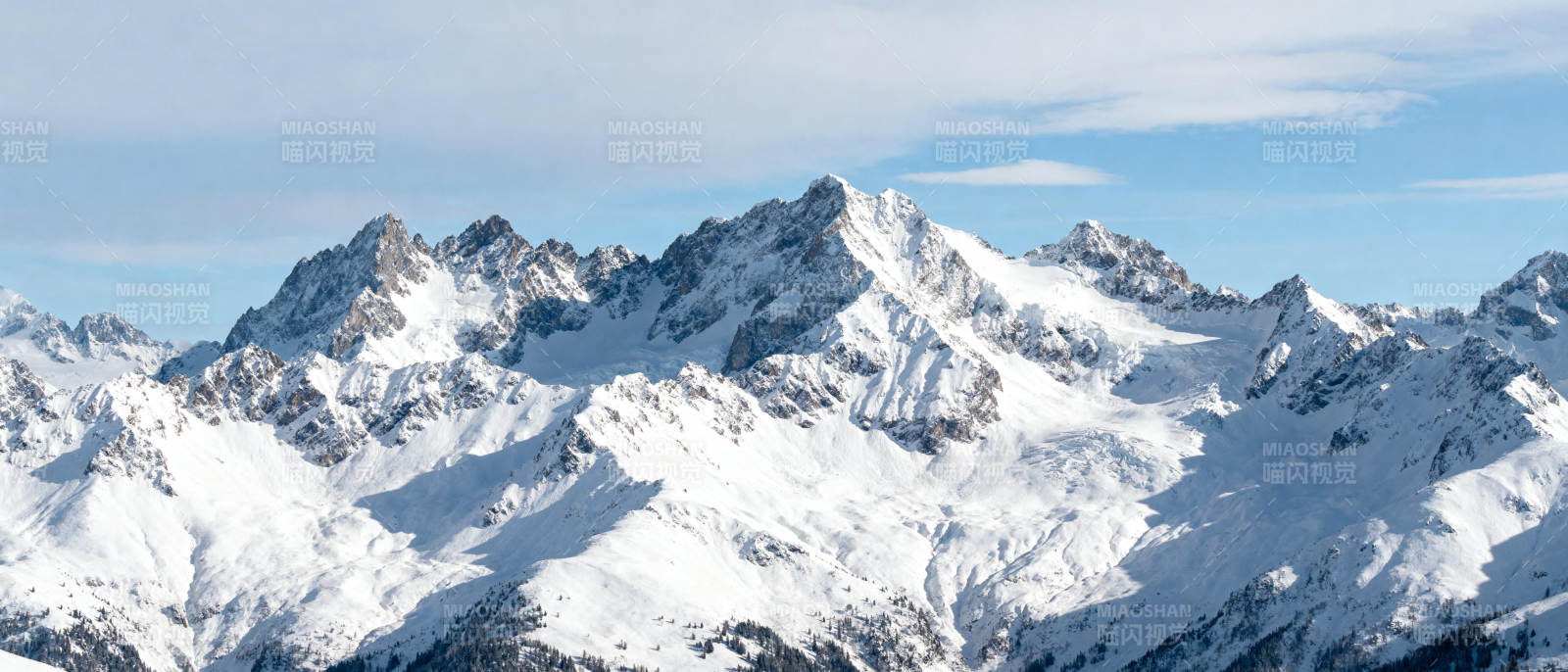 雪山巍峨壮丽图片