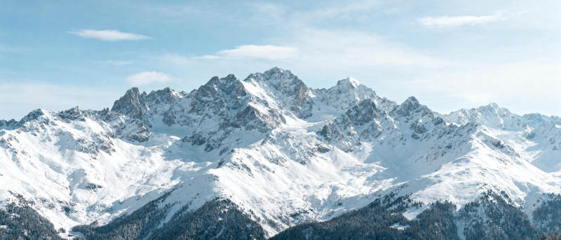 雪山巍峨 蓝天映衬图片