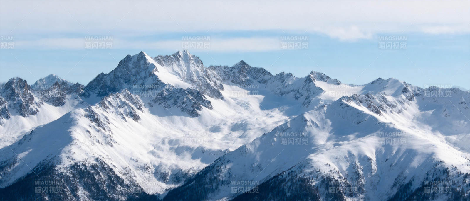 雪山巍峨壮丽图片