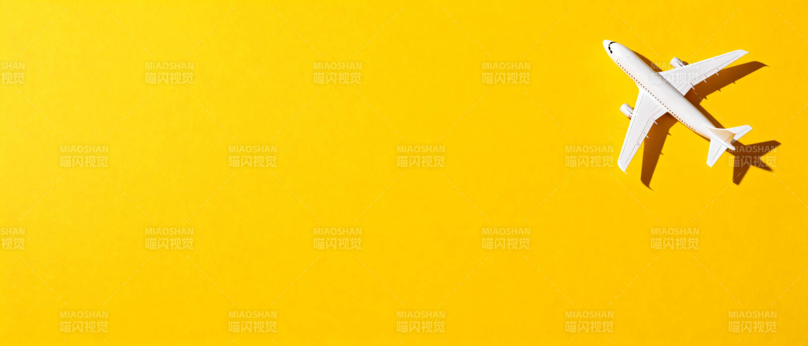 飞机飞越黄色背景图片