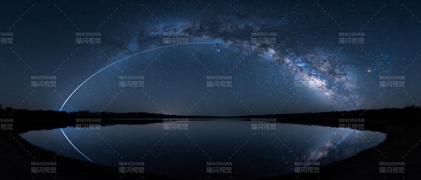 银河倒映湖面图片