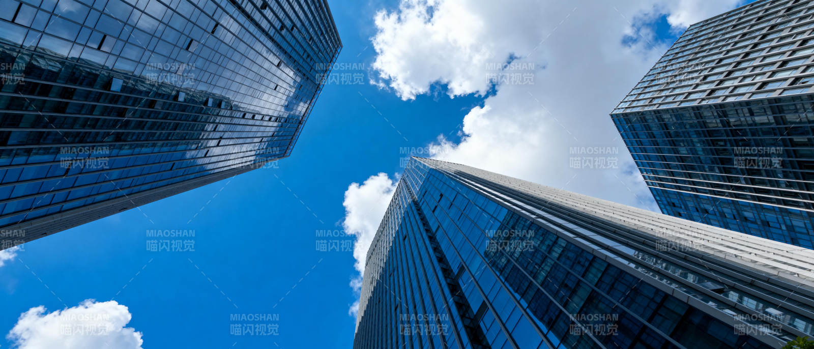 高楼仰望蓝天白云图片